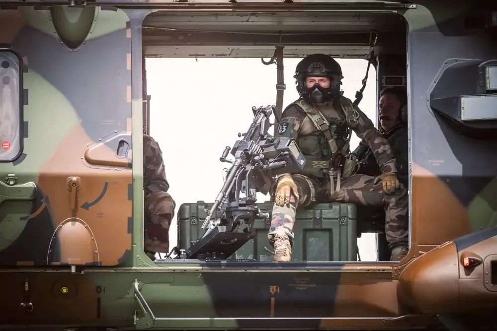Soldat français dans un hélicoptère