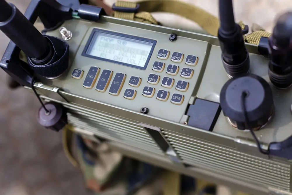 Alphabet militaire OTAN affiché sur un tableau de communication radio avec les 26 codes Alfa à Zulu