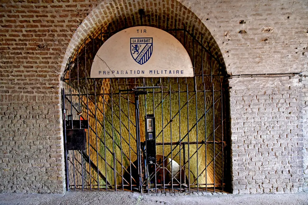 Salle d'examen militaire dans un fort historique lors des épreuves du concours officiers