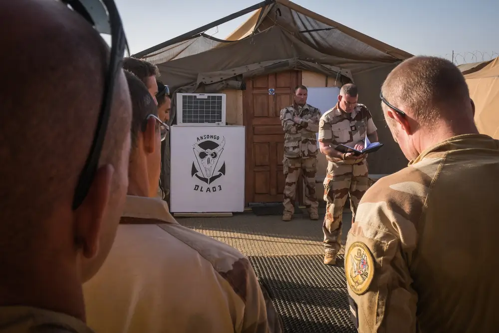 Militaires de l'armée de terre en opération extérieure dans un environnement aride