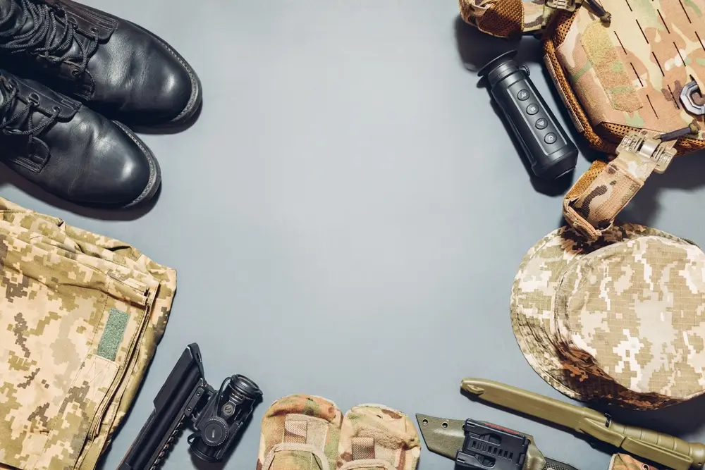 Équipements tactiques et matériel militaire utilisés par les sous-officiers de l'armée de Terre en opération