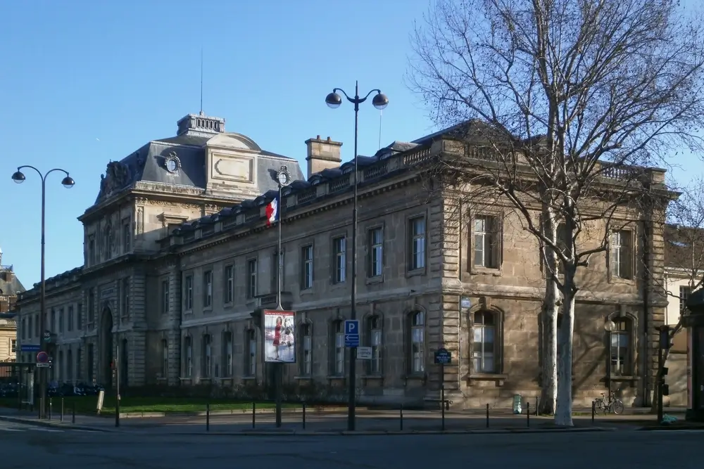 École militaire avec terrain de manœuvre et bâtiments d'instruction pour la formation des sous-officiers