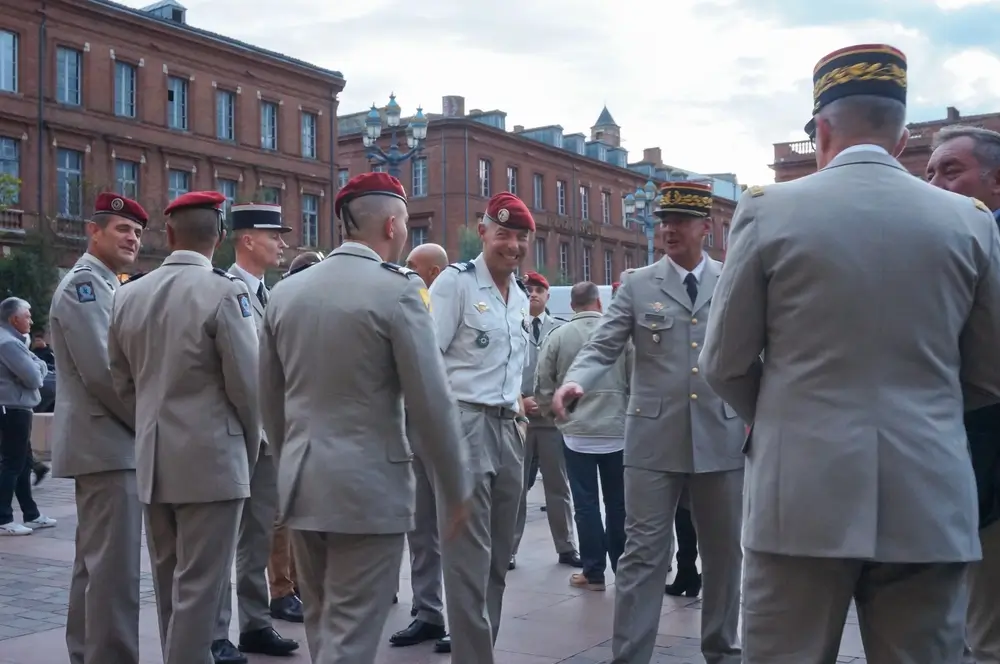 Militaires français en uniforme de cérémonie montrant divers galons et insignes de grades de l'armée de Terre.