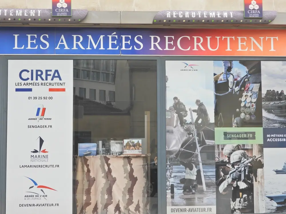 Groupe de candidats civils lors d'un entretien de sélection pour devenir sous-officier armée de Terre