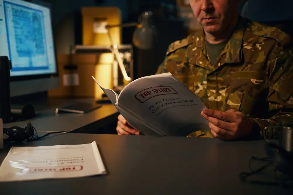 Fiches de révision et annales militaires étalées sur un bureau pour préparer un concours officier