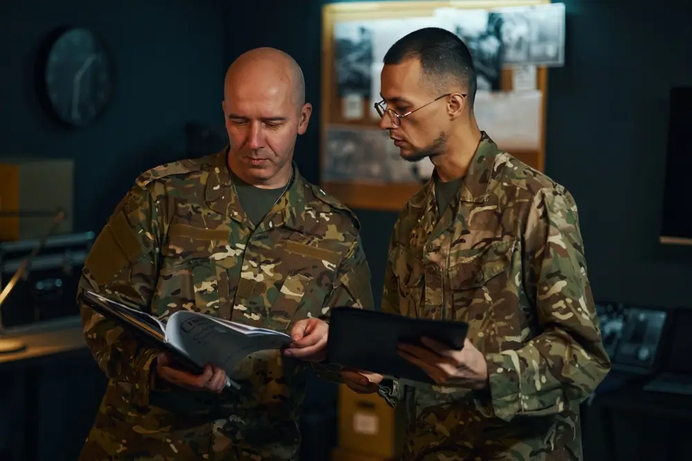 Sous-officiers de l'armée de terre en discussion lors d'un briefing opérationnel