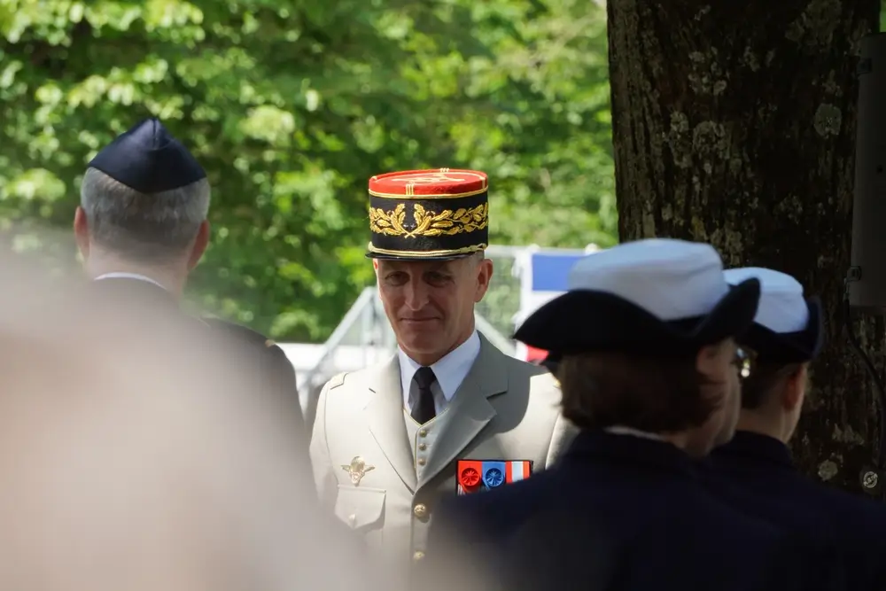 Sous-officiers en uniforme étudiant des documents de candidature pour le concours EMIA