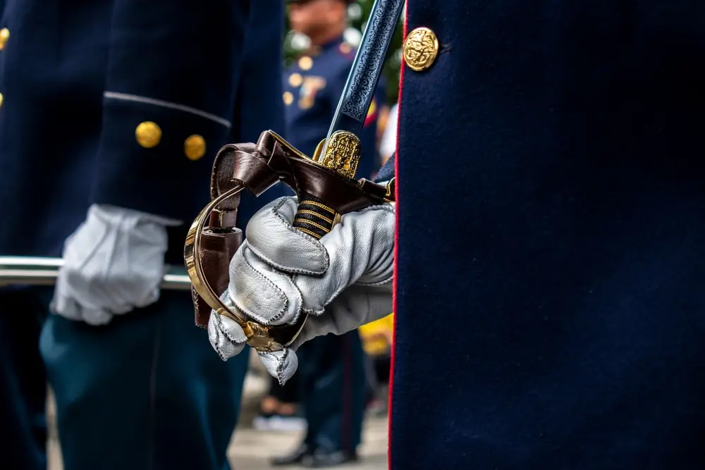 Sabre d'officier modèle réglementaire et attributs militaires symboles de la sortie d'école