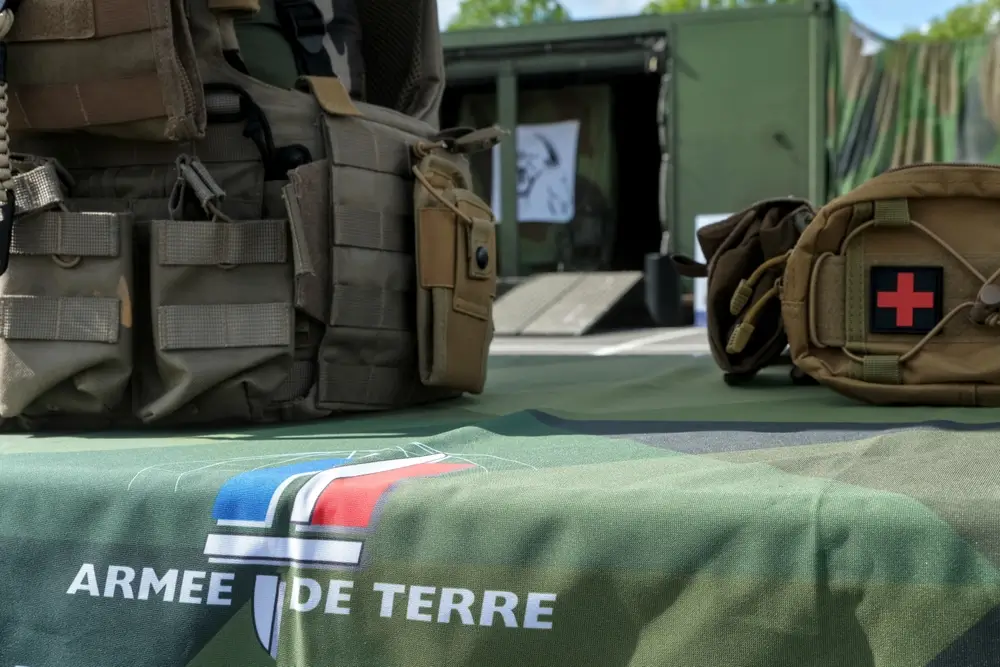 Équipements militaires modernes de l'armée de terre alignés sur un terrain d'entraînement