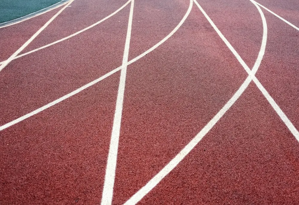 Gymnase militaire avec piste balisée prête pour des épreuves sportives de sélection