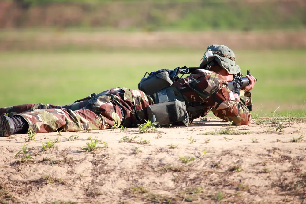 Militaires en tenue effectuant des épreuves sportives lors d'un concours sous-officier armée de Terre