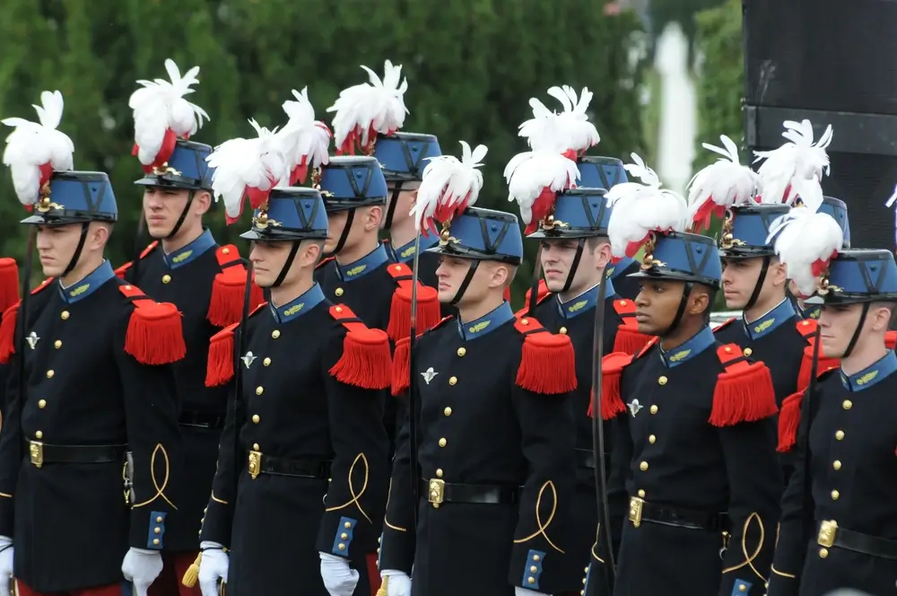 Élèves-officiers en uniforme de parade, un but motivant pour la préparation aux examens de mathématiques.