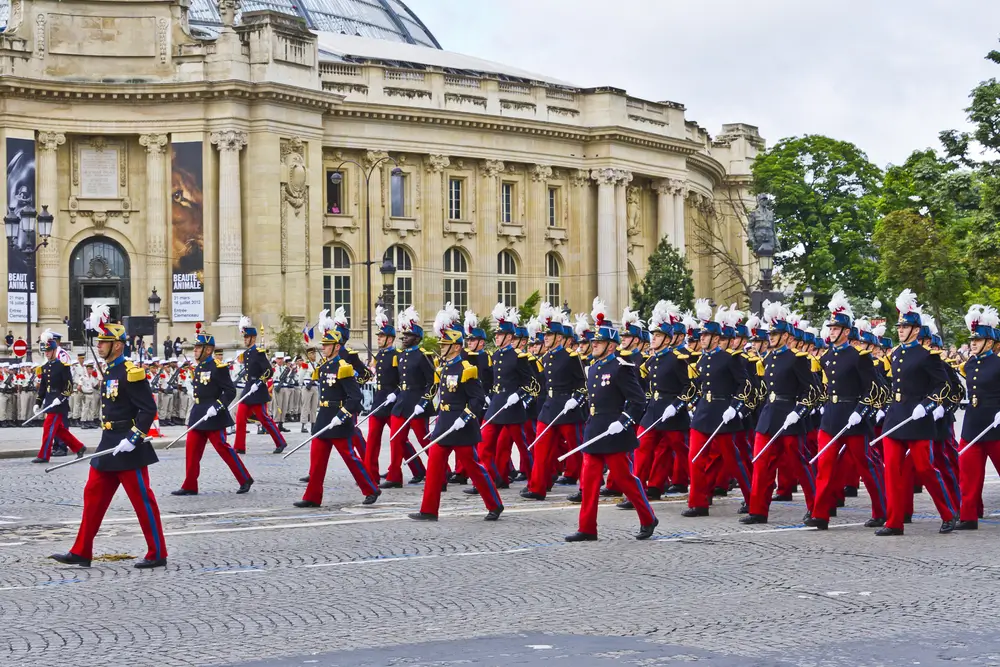 Officiers de l'EMIA défilant sabre au clair en tenue de parade lors d'une cérémonie militaire de remise de diplômes.