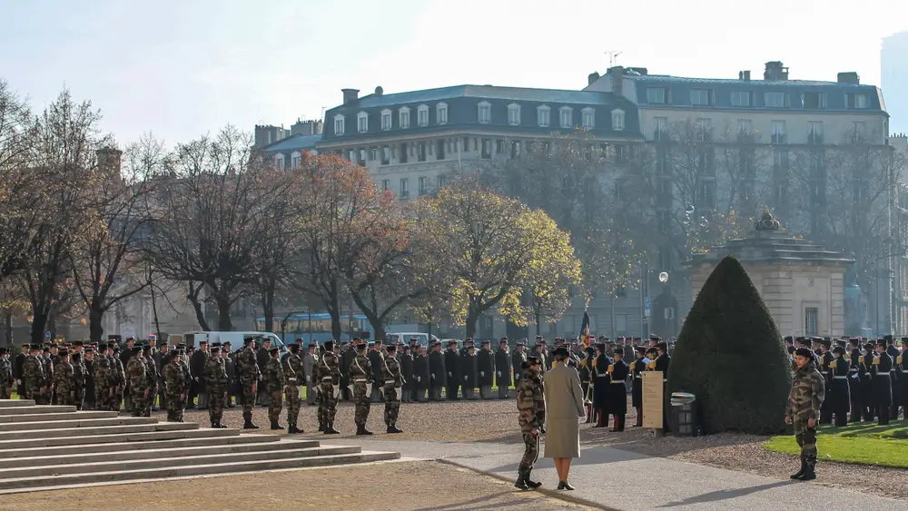 Stagiaires en uniforme alignés lors d'une cérémonie militaire de remise de brevets pour la réserve.