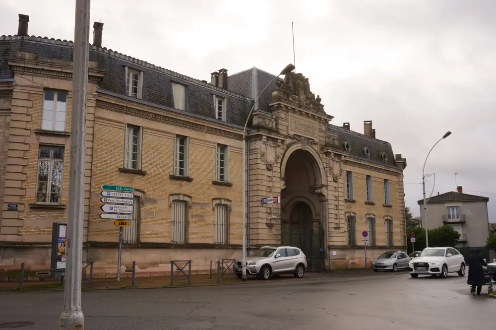Caserne de gendarmerie nationale à Albi au porche monumental, illustrant la restructuration des unités territoriales.