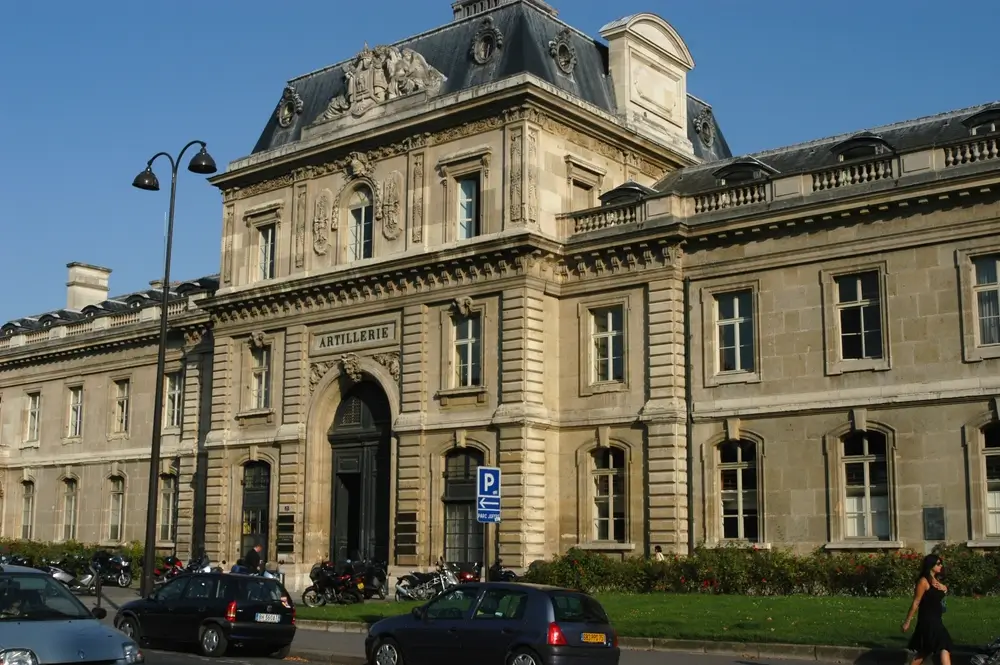 Façade du bâtiment de l'Artillerie au Fort Neuf de Vincennes, lieu des épreuves des concours militaires internes.
