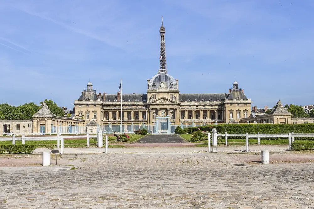Bâtiment historique de l'École militaire de Paris et son drapeau, illustrant le cadre de cette académie de défense.