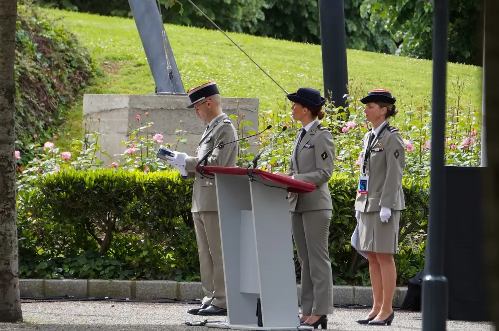 Groupe de sous-officiers de l'armée de Terre en uniforme recevant leur brevet lors d'une remise de diplômes