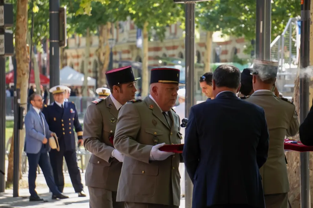Remise de médaille par un officier lors d'une cérémonie militaire officielle liée au tableau d'avancement 2026.