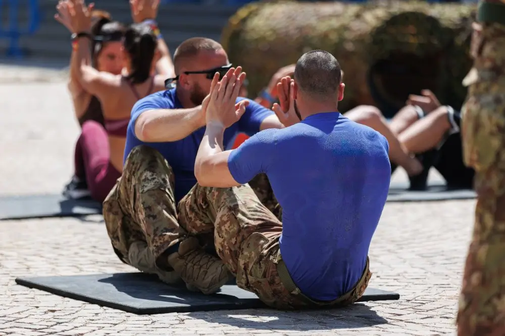Soldats effectuant des abdominaux lors d'un test sportif militaire d'évaluation physique.