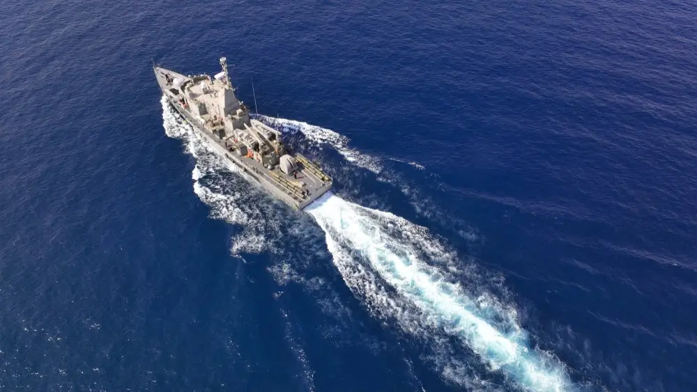 Navire de guerre de la Marine nationale naviguant en pleine mer lors d'une patrouille.