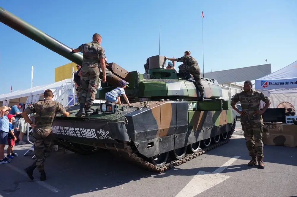 Soldats présentant un char blindé de combat Leclerc au public lors d'une journée de l'Arme Blindée Cavalerie.