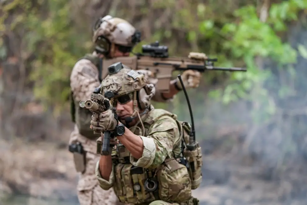 Sous-officiers en formation tactique conduisant des soldats lors d'un exercice militaire en campagne