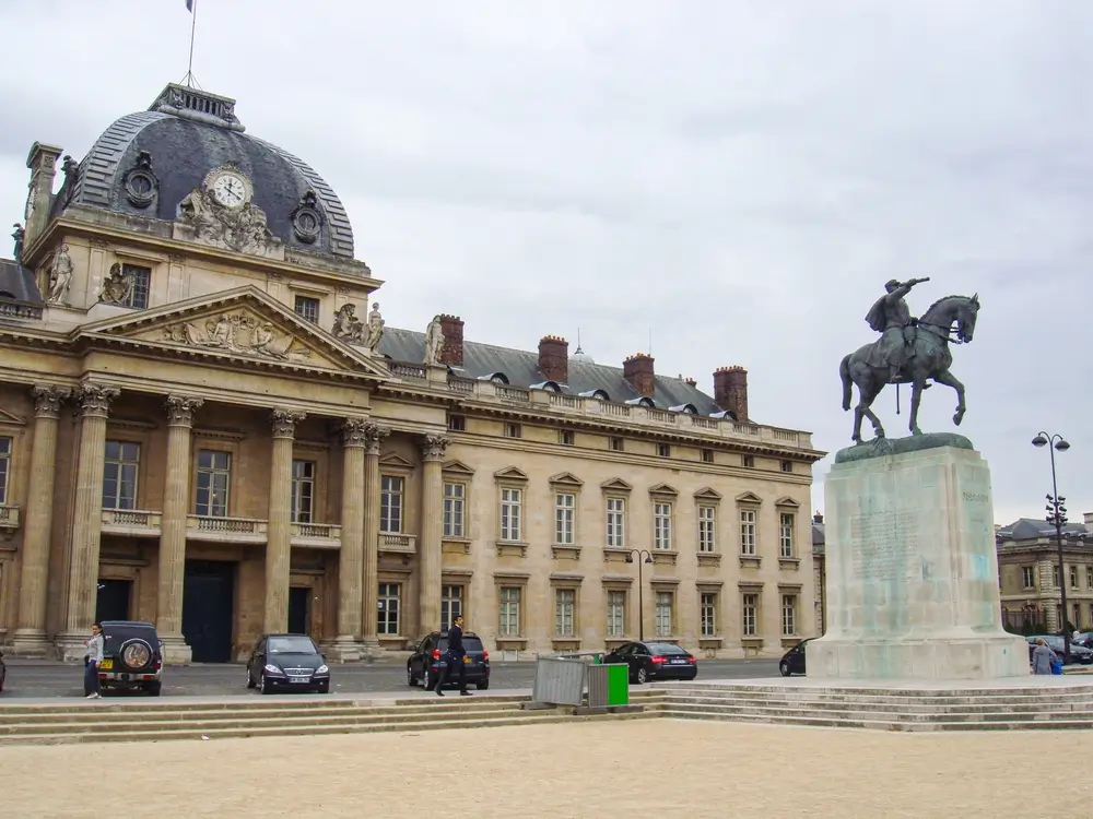 École militaire de formation des sous-officiers avec soldats en tenue sur le terrain d'instruction