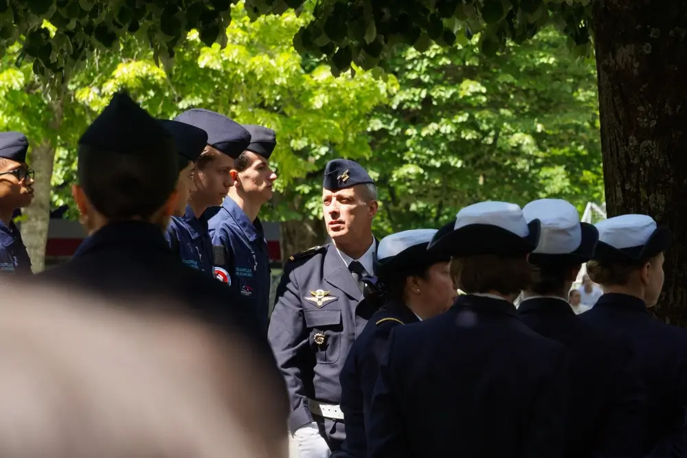 Officiers militaires en uniforme lors d'une cérémonie de promotion officielle en extérieur.