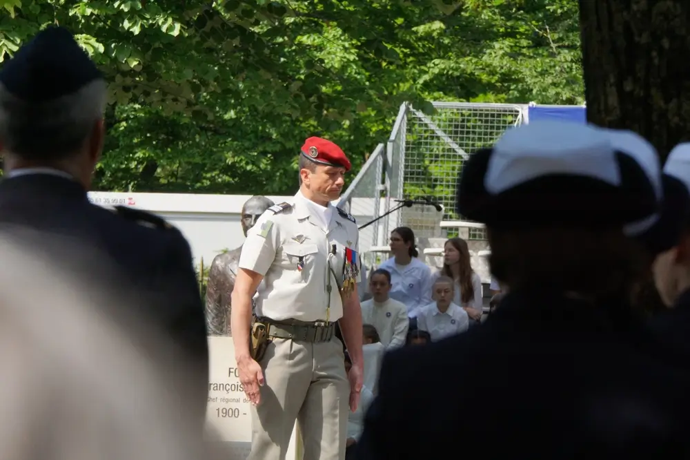 Officier en uniforme avec galons et médailles, illustrant la progression de carrière et les grades militaires.