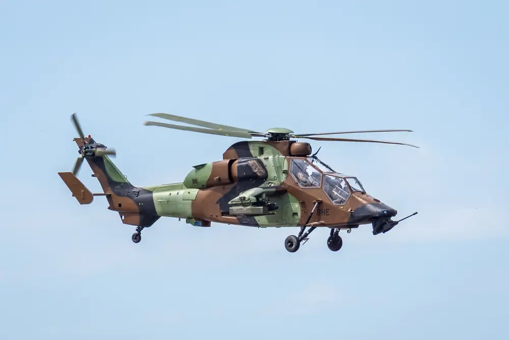 Hélicoptère militaire Tigre camouflé en vol, représentant l'ALAT au sein des unités transversales de l'armée.