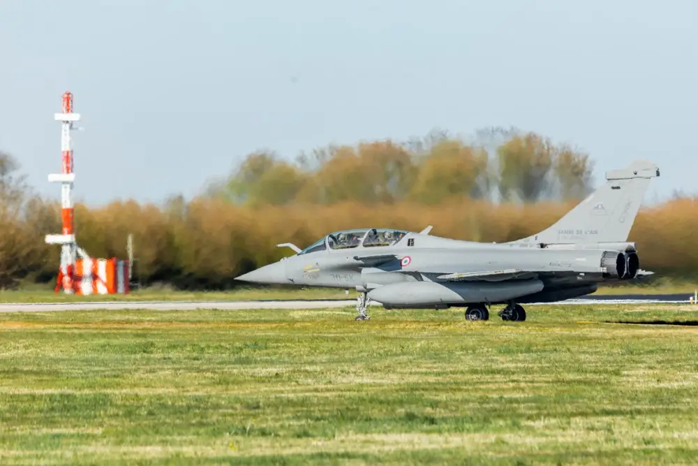 Avion de chasse Rafale de l'Armée de l'Air au sol, symbole de la défense nationale et de la dissuasion nucléaire.