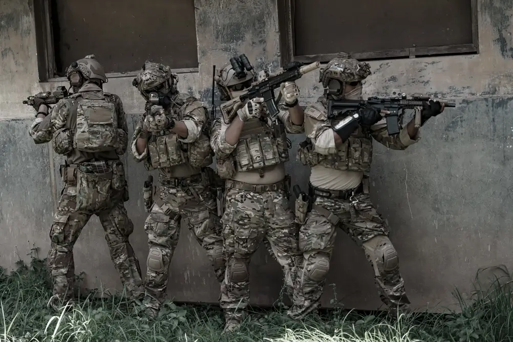 Jeunes stagiaires en préparation militaire terre alignés au garde-à-vous dans un quartier militaire