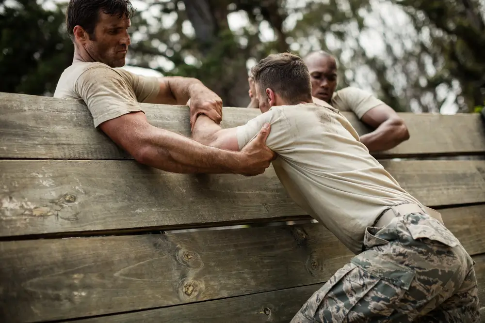 Sous-officiers en épreuve de sélection militaire physique et professionnelle sur terrain d'entraînement