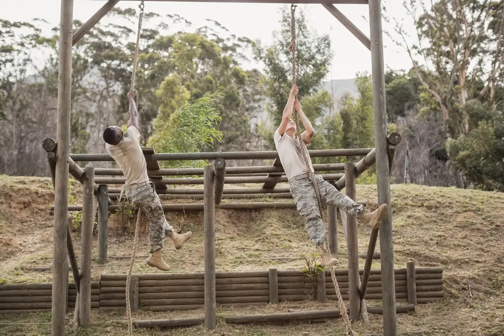 Soldats en entraînement physique intensif sur parcours militaire en forêt