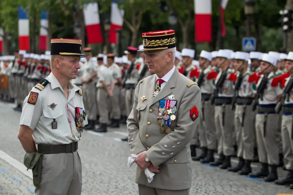 Officiers français avec insignes de grade et médailles, marquant les étapes d'une évolution de carrière militaire.
